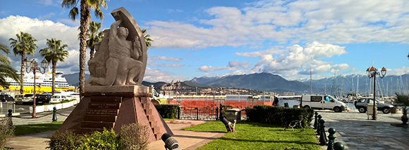 Place_d_armes_a_Ajaccio.jpg